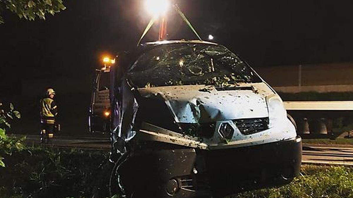 Ein Kleintransporter kam seitlich von der Straße ab und krachte frontal in einen Telefonmasten