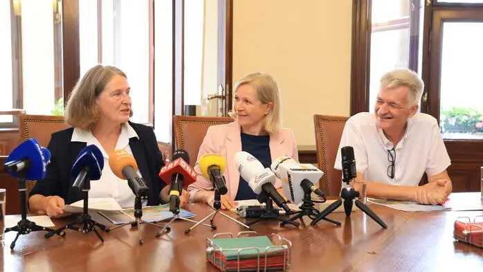 Punkt 12 Uhr legten KPÖ und Grüne im Stadtsenatsaal im Rahmen einer Pressekonferenz die Karten auf den Tisch