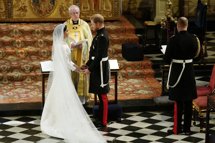 ... bei einer unfassbar romantischen Hochzeitszeremonie in der St. George's Chapel.
