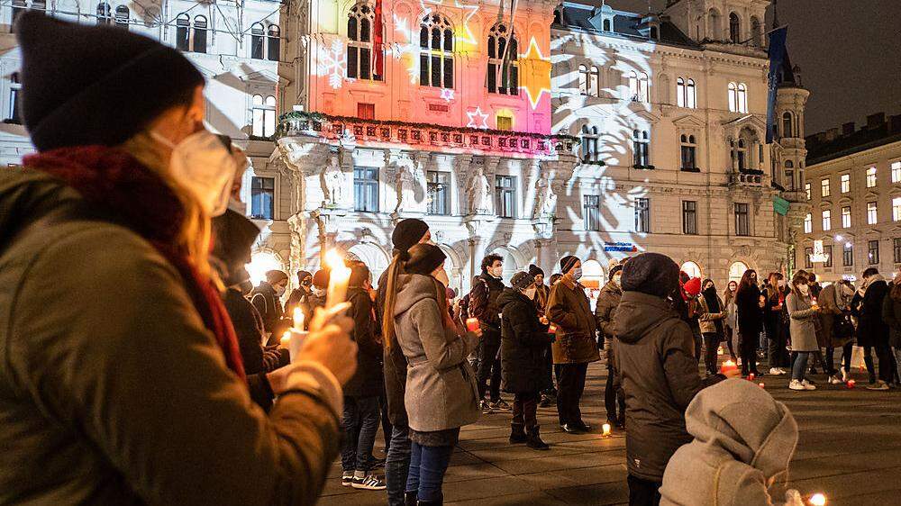 Knapp 200 Menschen nahmen am &quot;Lichtermeer für Moria&quot; am Grazer Hauptplatz teil