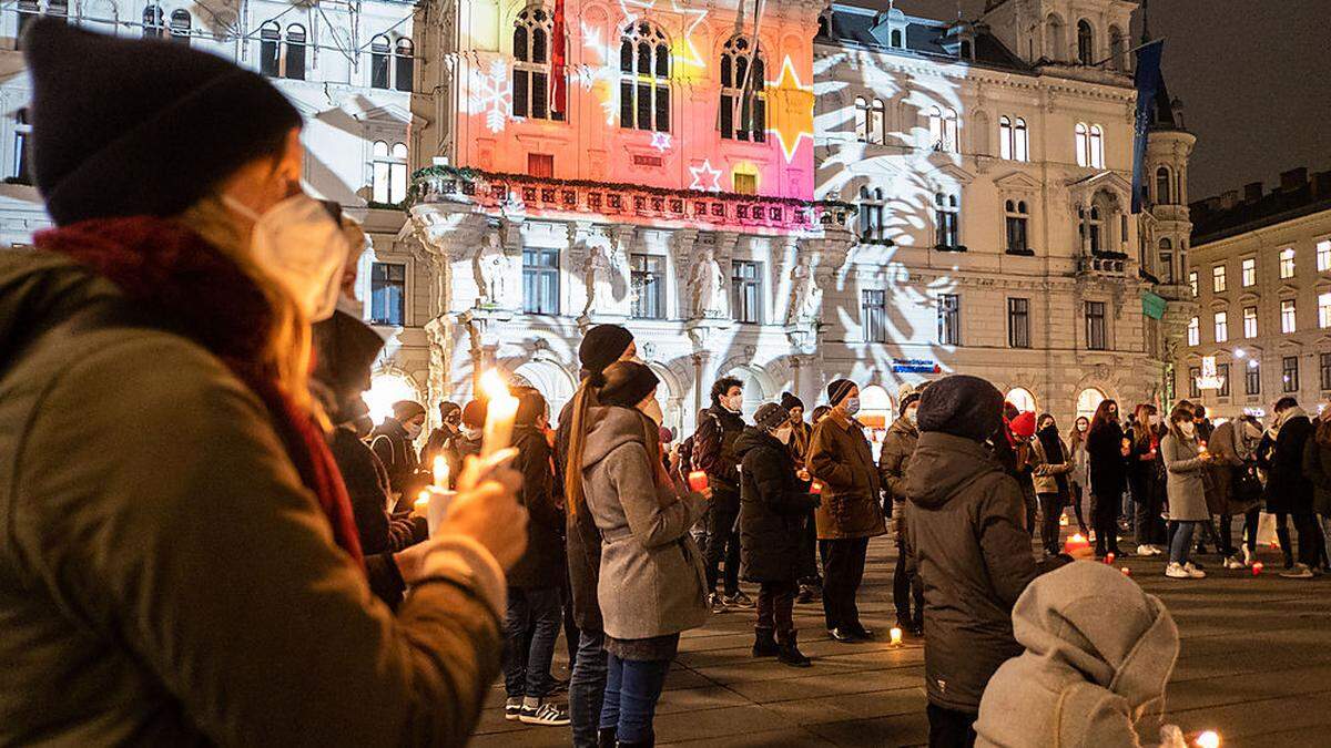 Knapp 200 Menschen nahmen am &quot;Lichtermeer für Moria&quot; am Grazer Hauptplatz teil