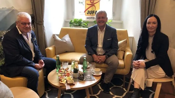 Judenburgs Bürgermeister Hannes Dolleschall, Jufa-Chef Gerhard Wendl und Hotelleiterin Franziska Gebauer