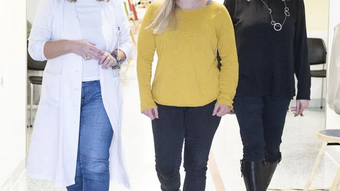 Almuthe Hauer, pädiatrische Gastroenterologin am Uni-Klinikum Graz (links) mit Magdalena (mMtte) und ihrer Mutter Michaela 