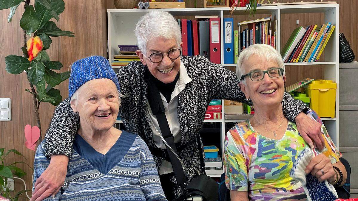 Sie strahlen mit ihren neuen Kopfbedeckungen um die Wette: Rosa Pretscherer und Irma Kriechbaum mit Eva Dunkel (Mitte)