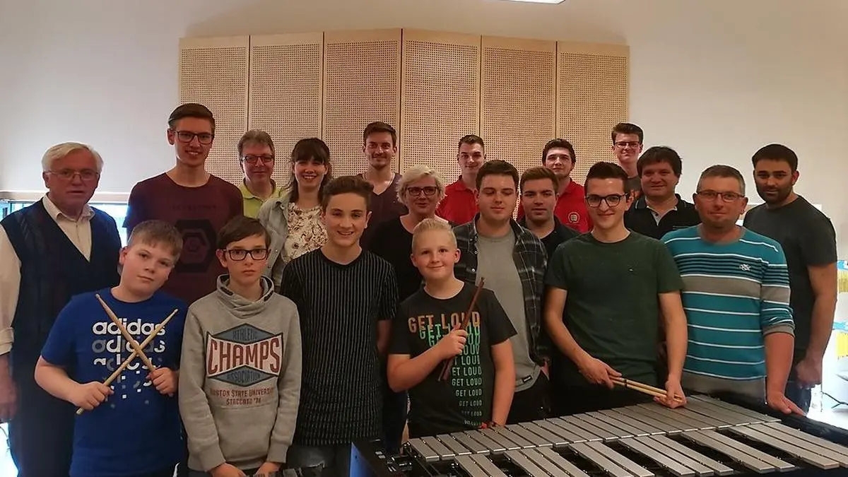 Die Musiker im Gruppenbild. Das Schlagwerk ist das umfassendste unter den Musikinstrumenten