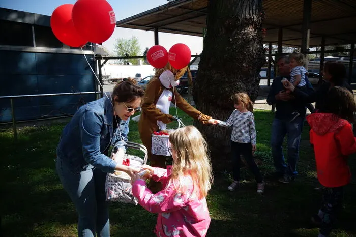 Im Rahmen von #spürdenfrühling verteilten der Osterhase und seine Helferin Naschereien und Luftballons.