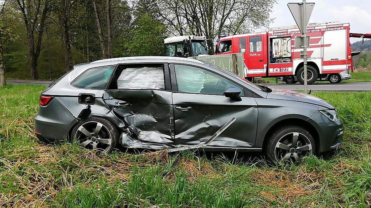 Der Pkw des Grazers wurde in Wiese neben der Kreuzung geschleudert