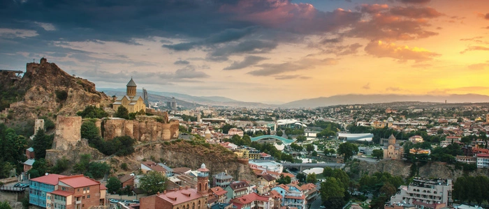 Traumhaftes Tiflis: Von der Narikala-Festung über das Bäderviertel und die Friedensbrücke zur Metechi-Kirche