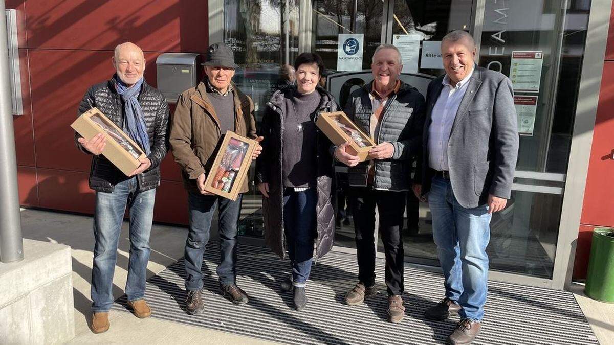 Siegwart Pichler, Martin Fraunhofer, Dorfservice-Mitarbeiterin Petra Berger, Bruno Rausch und Bürgermeister Friedrich Paulitsch (von links)