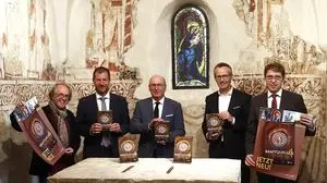 Buchpräsentation mit Autor und Herausgeber Matthias Kapeller (Mitte)