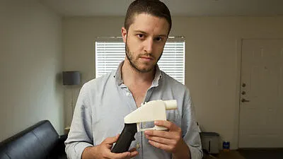 Cody Wilson zeigt die Plastikpistole, die mit einem 3D-Drucker hergestellt wurde
