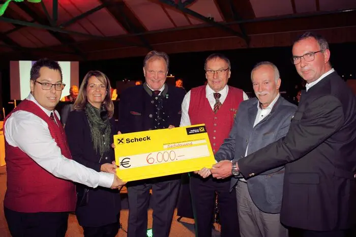 Bürgermeister Erwin Dirnberger übergab im Namen der Gemeinde Söding-St. Johann zum Jubiläum einen Scheck über 6000 Euro und bedankte sich bei den Musikern für ihr großartiges Engagement und ihren Beitrag als funktionierender Verein in der Gemeinde. 