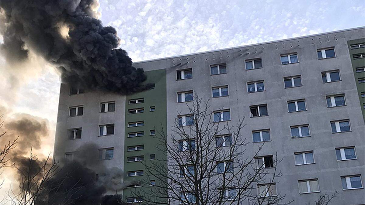 Die Feuerwehr war mit rund 120 Einsatzkräften vor Ort