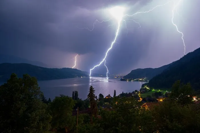 Anton Possegger aus Millstatt ist Blechblas-Instrumentenbaumeister und fotografiert seit 30 Jahren. Ins Fotowettbewerbsrennen schickt er ein Gewitterfoto vom Millstätter See. Es entstand vor dem Einsetzen des Regens vom Wohnzimmer aus