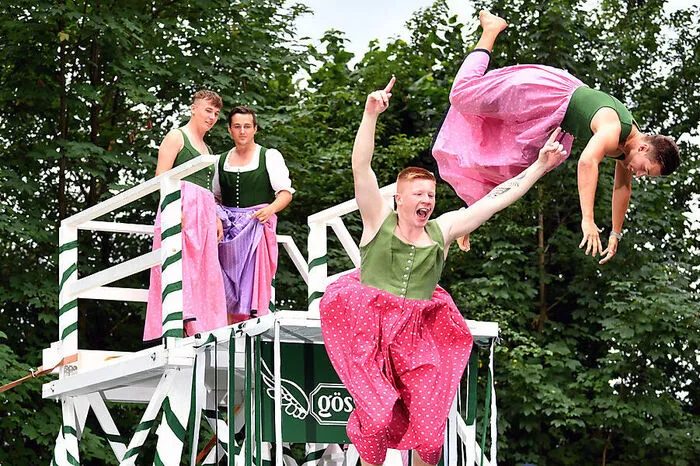 Selbst Burschen warfen sich ins Dirndl und damit vom Drei-Meter-Turm.