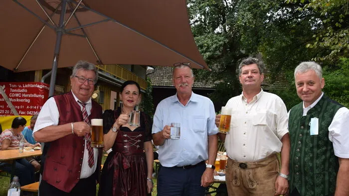 Bürgermeister Wedenig Gottfried, Besitzerin Ulrike Rothbart, Gemeindevorstand Stefan Kramer, Obmann Dorfgemeinschaft Franz Zunder, Kassier Josef Haschej beim Kirchtag in Köcking
