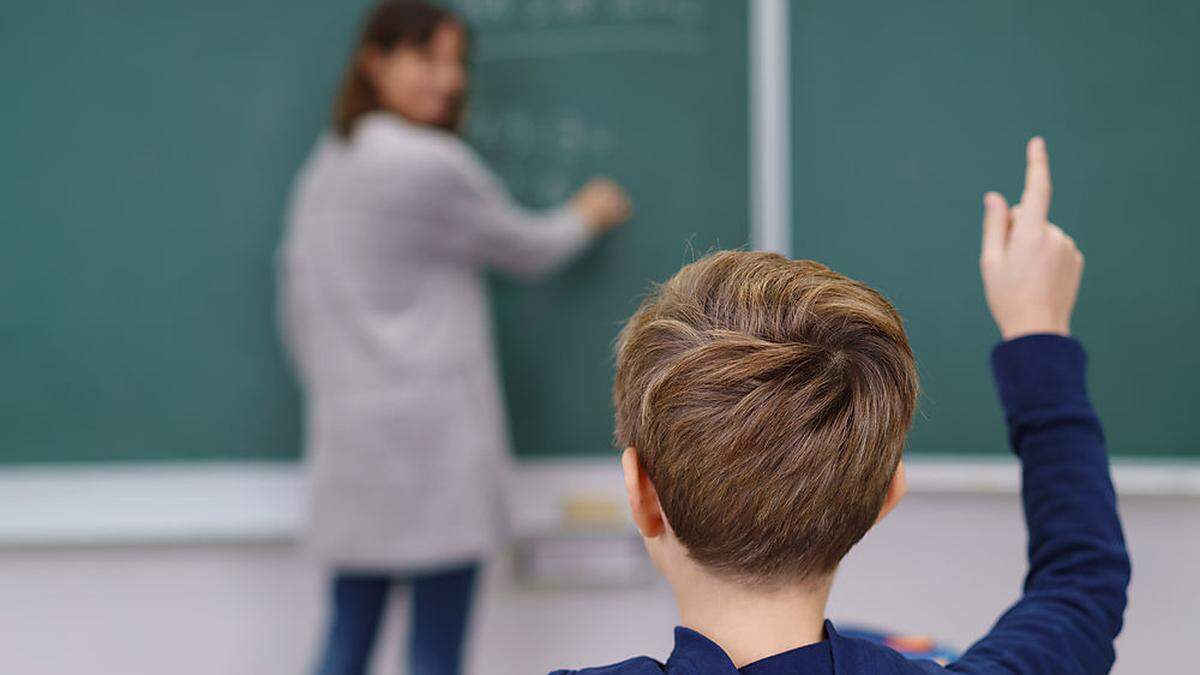 Bitte warten, heißt es jetzt für die Lehrer, die sich auf die Stellen beworben haben 