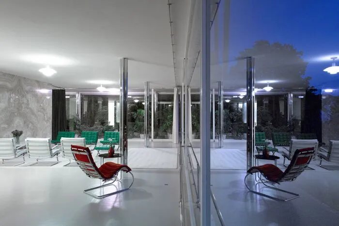 Eine Perle des (nicht nur) Brünner Funktionalismus ist zweifelsfrei die Villa Tugendhat. Die Villa ist das einzigartige funktionalistische Werk des deutschen Architekten Ludwig Mies van der Rohe und sie ist als einzige Sehenswürdigkeit der modernen Architektur in der Tschechischen Republik in der Liste des Unesco-Weltkulturerbes eingetragen. Es handelt sich gleichzeitig um ein Gebäude, das neue Maßstäbe für das moderne Wohnen gesetzt hat und zu den wesentlichen Werken der internationalen modernen Architektur – des Funktionalismus – gehört. Wenn Sie die Villa besuchen wollen, empfehlen wir eine Reservierung im Voraus, da großes Interesse besteht und die Anzahl der Personen, die die Villa pro Tag betreten können, limitiert ist.