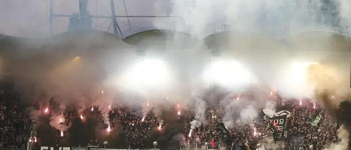 Immer wieder kommt viel Pyrotechnik in die Sektoren