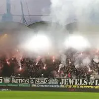 Immer wieder kommt viel Pyrotechnik in die Sektoren