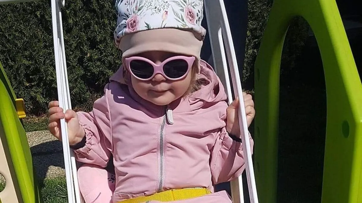 Kiara Rose Pehani trägt Kreationen der Firma Kiddis aus Neutillmitsch