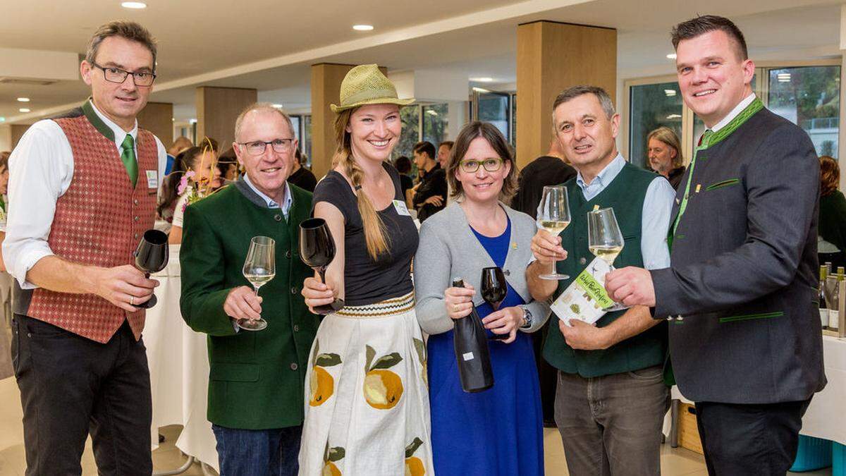 Reinhard Holler (Weinbaufachschule Silberberg), Johann Dreisiebner (Obmann des steirischen Weinbauverbands), Winzerin Tamara Kögl, Sabrina Dreisiebner-Lanz (Oenologin des Bio Zentrum Steiermark), Josef Renner und Thomas Gschier (GF und Obmann des steirischen Bio-Ernte-Verbands