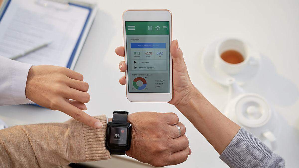 Smartwatch am Handgelenk und App in der Hand: So behält man den Überblick