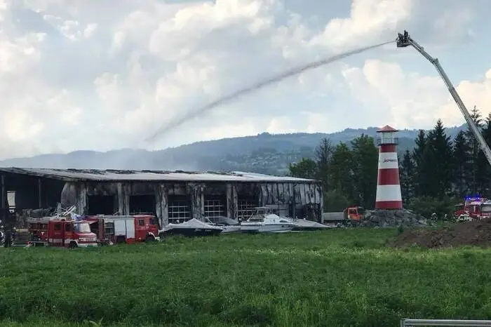 Mehr als 150 Feuerwehrleute waren im Einsatz.