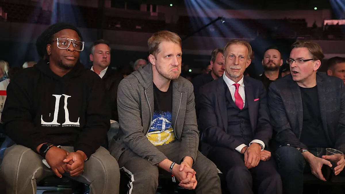 Boxkampf in der Westfalenhalle in Dortmund. Im Bild: Mola Adebesi, Oliver Pocher, Christ