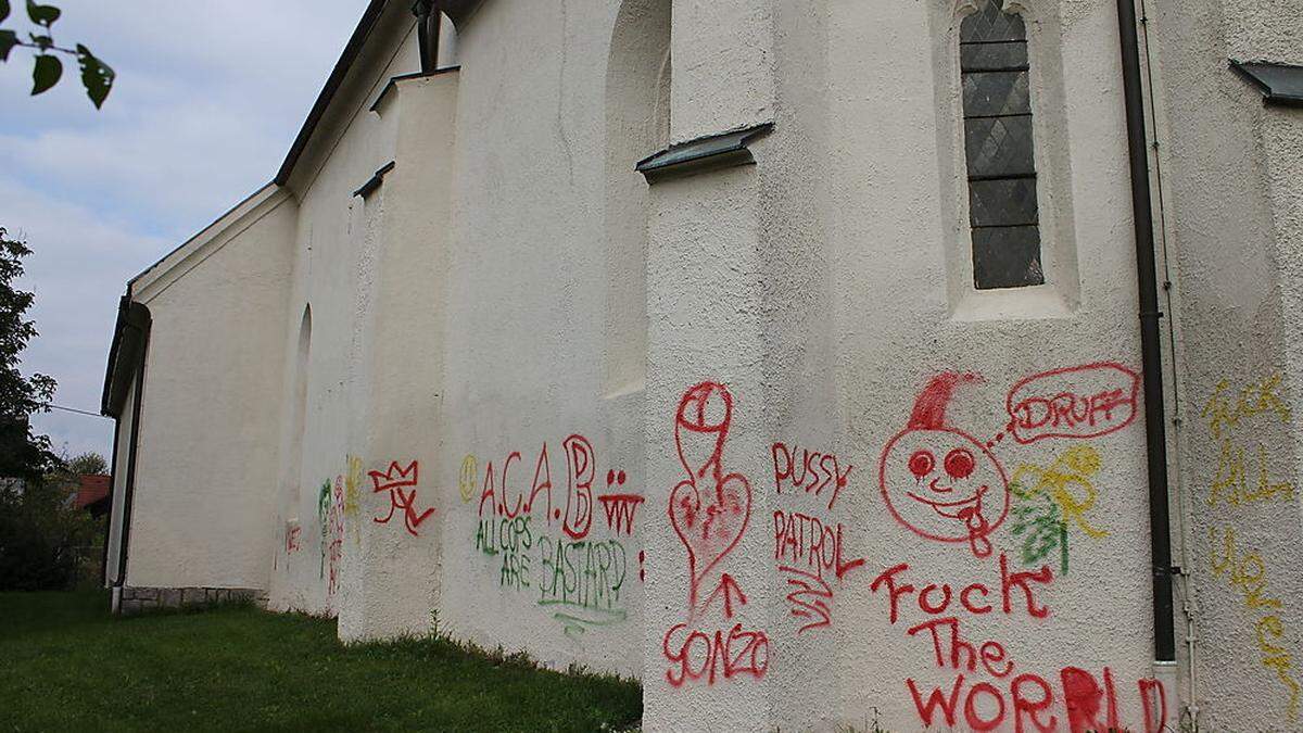 Die Südseite der Kirche wurde verunstaltet