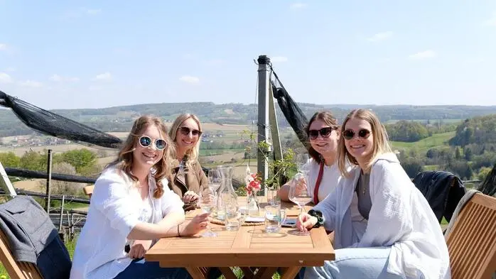 Bei bestem Wetter in Straden genossen Weinliebhaber edle Tropfen