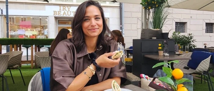 Amira Aly beim Essen in einem Gastgarten am Alten Platz in Klagenfurt