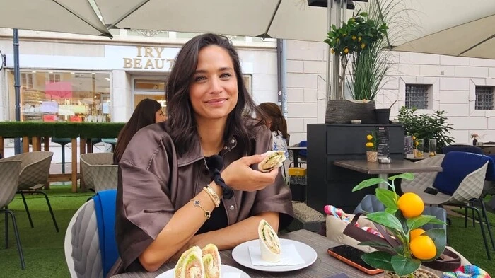 Amira Aly beim Essen in einem Gastgarten am Alten Platz in Klagenfurt