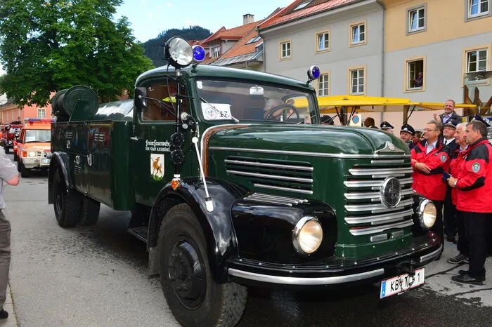 Die historischen Fahrzeuge zogen in einer Parade durch die Innenstadt.