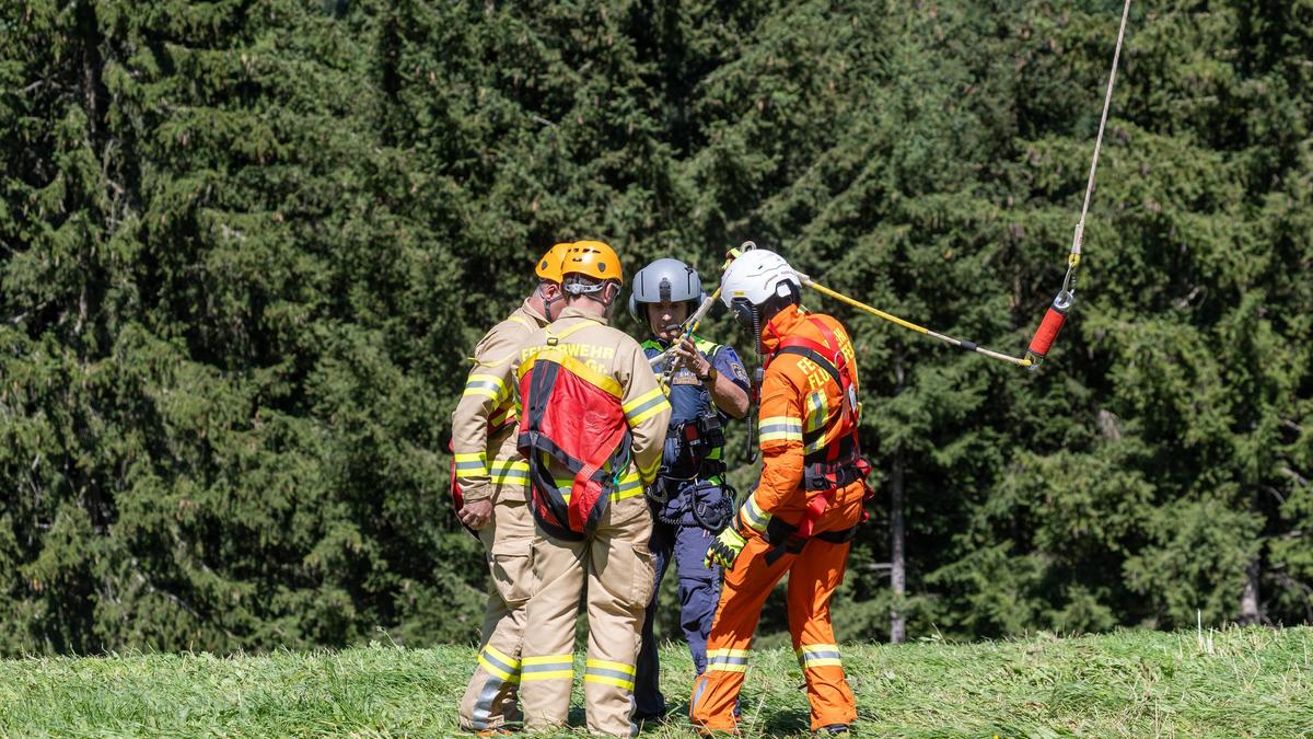 Manchmal müssen Feuerwehrleute für Einsätze auch in luftige Höhen geflogen werden (Archivbild)