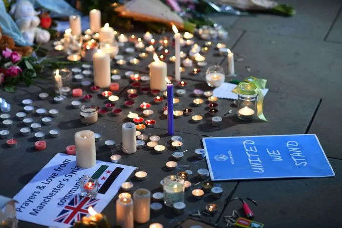 "Ich möchte meine Bewunderung dafür ausdrücken, wie die Menschen von Manchester mit Menschlichkeit und Mitgefühl auf diese barbarische Tat reagiert haben", sagte die Queen.