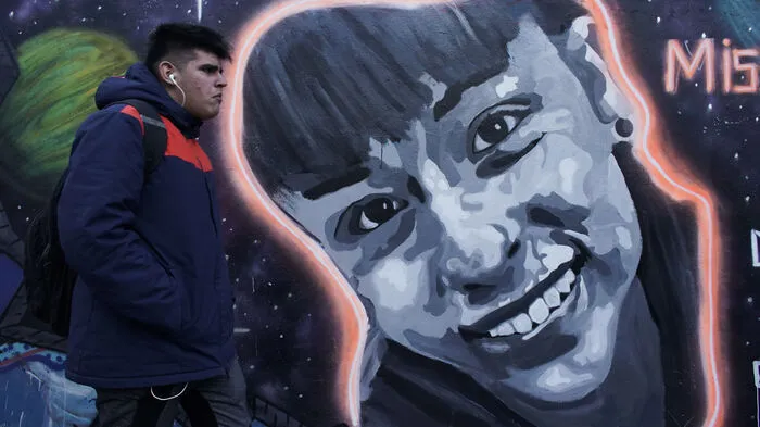Die funkelnden Augen von Daiana Garnica erregten die Aufmerksamkeit vieler Passanten in der argentinischen Hauptstadt, wo ihr Gesicht auf eine Wand gemalt wurde, um nach dem Teenager zu suchen, der vor einem Jahr verschwunden ist.