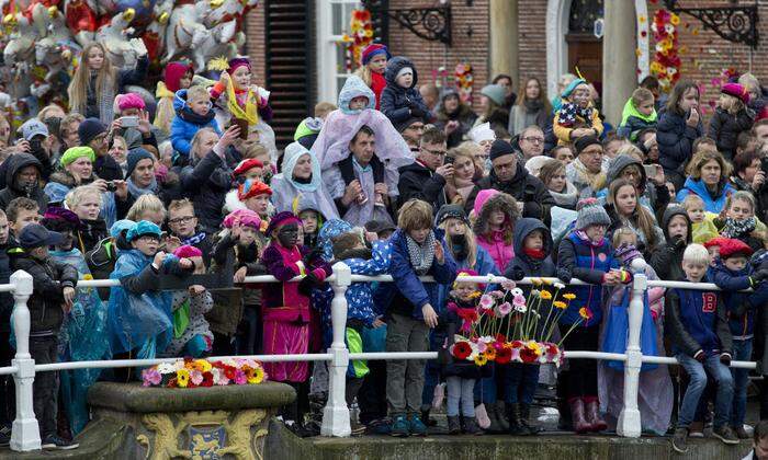 Besucher warten auf die Ankunft von Sinterklaas. 