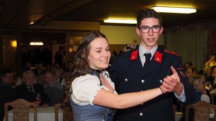 Die Feuerwehrballsaison ist eröffnet. Mit einem neu choreographierten Einmarsch startete die Magdalensberger Freiwillige Feuerwehr Ottmanach Samstagabend im Gasthaus Jordan in ihre Ballnacht.