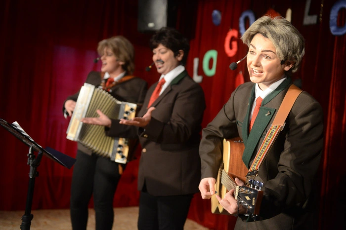 Chiara Gaugg, Monika Morri, Inge und Carina Kassl in „Die Smrtnik’s"