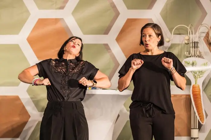 Hodenlose Frechheiten Eva Brislinger und Sonja Steger  Sommertheater Klagenfurt 