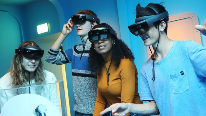 Weltweit einzigartig: Gemeinsam Aufgaben lösen mit Augmented-Reality-Brillen