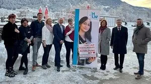 Projektpartner und Pädagogen bei der Schulvorstellung: Bettina Maier-Barbalonga, Susanne Lissy, Gernot Tischler, Schulärztin Lena Stöckl, Adolf Lackner, Renate Auer, Elke Millonig, Herbert Lobak und Thomas Schell