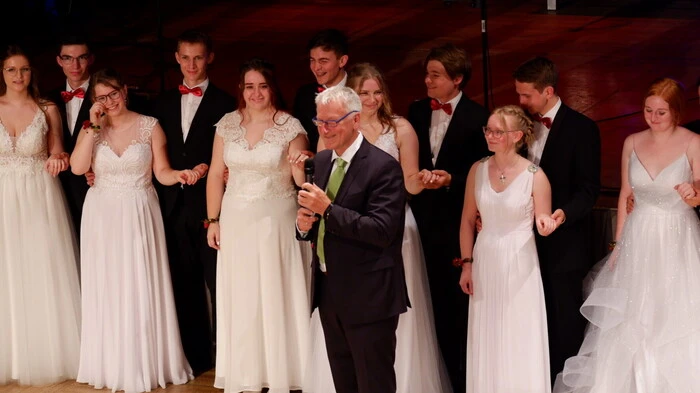 Harald Gerstgrasser, Leiter des Bundesschulclusters in Bad Aussee, stellte die Polonaise-Tanzpaare vor