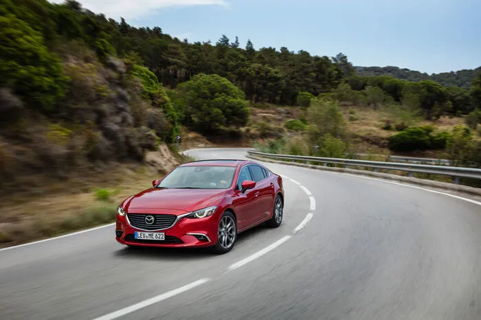 Damit ist GVC die perfekte Ergänzung zum intelligenten Allradantrieb des Mazda6. Das AWD-System überwacht mit Hilfe von 27 Sensoren kontinuierlich den Schlupf der Räder und teilt die Antriebskraft im Hinblick auf bestmögliche Traktion auf. Natürlich kommt GVC aber nicht allein den Allradmodellen zugute, sondern ist in sämtlichen Mazda6-Versionen serienmäßig.