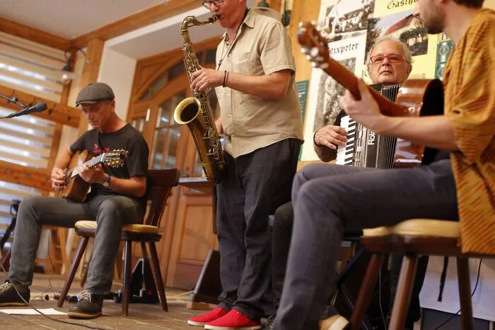 Die Musiker rund um Gitarrist Christian Rassi entführten mit Gypsy-Jazz in die 1940er-Jahre und erweckten Django Reinhardt-Klassiker zum Leben.