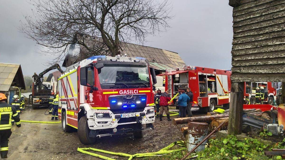 Erst vor Kurzem kam es in Slowenien in Grenznähe zu einem Wirtschaftsgebäudebrand. Die FF Oberhaag rückte zur Unterstützung aus