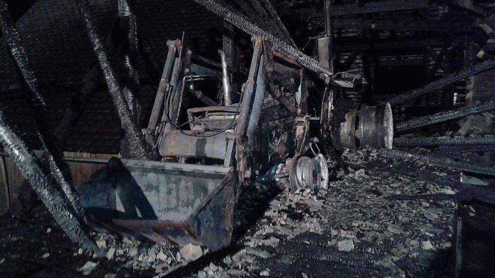 Bei dem Brand wurde auch ein Traktor komplett zerstört