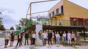 Ein Bild vom Start im Juni 2021: Pretterhofer und Rieper mit dem Team, den Gästen AKT, Kulturstadtrat Günter Riegler, Kulturjahr-Programmchef Christian Mayer