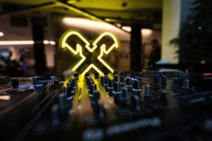 Pop-Up Raves in ungewöhnlichen Räumlichkeiten sind zuletzt sehr angesagt: Ob ein Berliner Späti, eine Bäckerei, eine Straßenbahn oder eine Fast-Food-Filiale – je abwegiger, umso besser